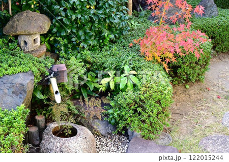 紅葉の和風庭園　秋真っ盛りの庭 122015244