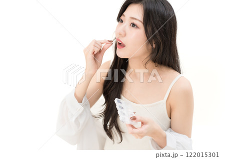 サプリメントを飲む若い女性 サプリメントを飲む若い女性 122015301