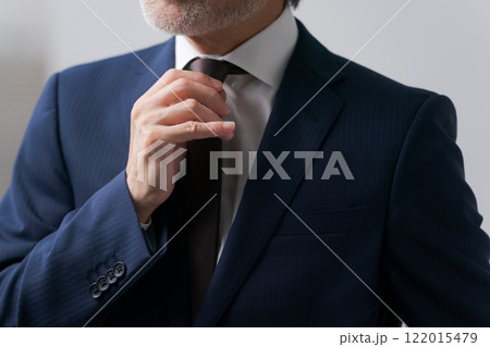 ネクタイをするシニア男性 122015479