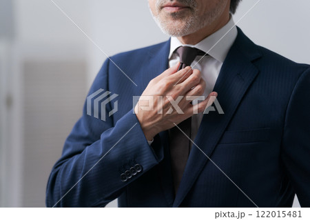 ネクタイをするシニア男性 ネクタイをするシニア男性 122015481