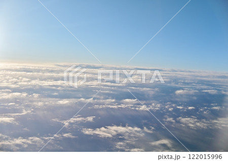 飛行機の窓から眺める雲海とブルースカイ 122015996