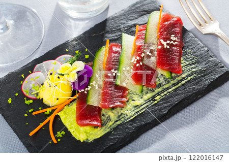 Raw tuna with cucumber and guacamole 122016147