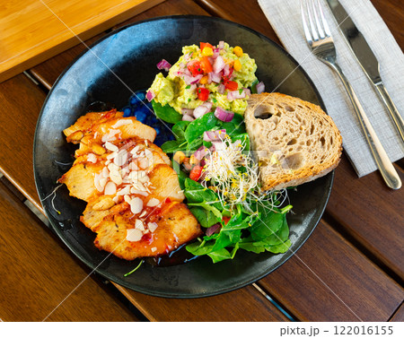 Chicken breast with guacamole, greens and salsa Chicken breast with guacamole, greens and salsa 122016155