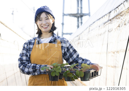 苗を育てる女性 122016305