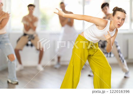 Teenage girl dancing hip hop in group Teenage girl dancing hip hop in group 122016396