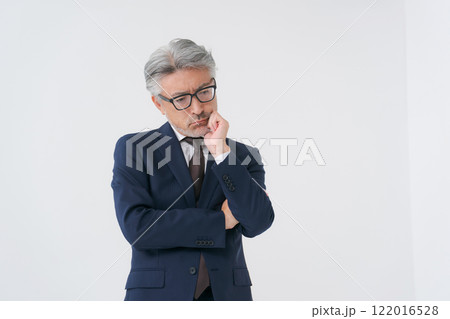 悩むビジネスマン 悩むビジネスマン 122016528