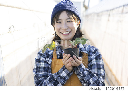 苗を育てる女性 苗を育てる女性 122016571