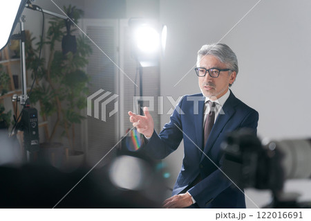 撮影をされるスーツの男性 撮影をされるスーツの男性 122016691