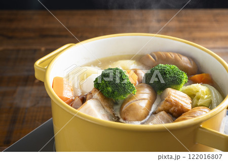 ポトフを鍋で煮込む 122016807