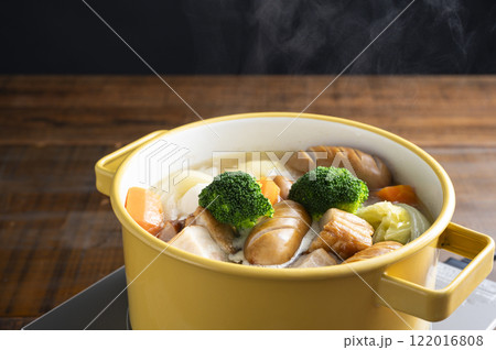 ポトフを鍋で煮込む 122016808