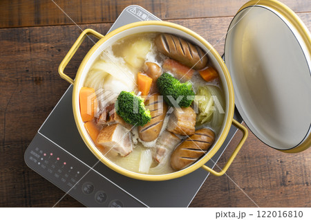 ポトフを鍋で煮込む 122016810