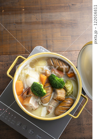 ポトフを鍋で煮込む 122016811