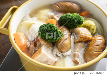 ポトフを鍋で煮込む ポトフを鍋で煮込む 122016813