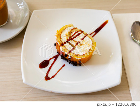 Delicious roll sponge cake with vanilla cream 122016880