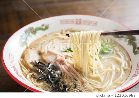 豚骨ラーメンを食べる 122016968