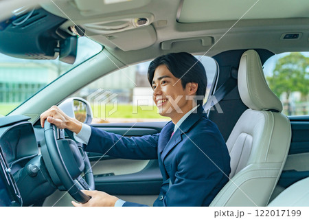 自動車を運転する男性 自動車を運転する男性 122017199