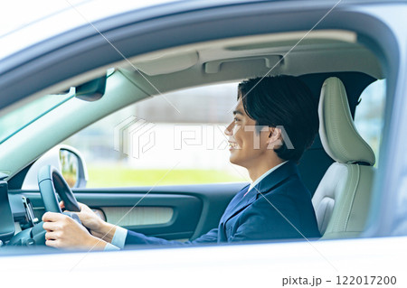 自動車を運転する男性 122017200