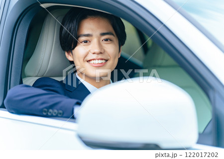 自動車を運転する男性 122017202