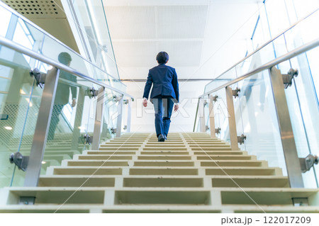 階段を上るビジネスマン 階段を上るビジネスマン 122017209