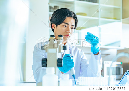 研究室で実験する研究者 研究室で実験する研究者 122017221