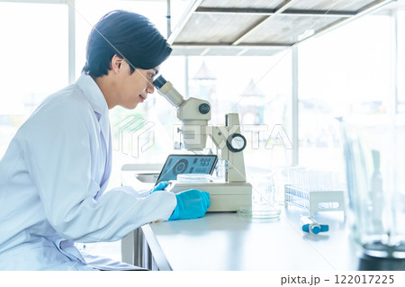 顕微鏡で観察する男性 科学者 顕微鏡で観察する男性 科学者 122017225