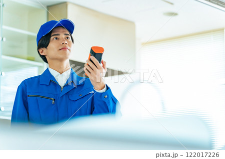 ポータブル測定器で室内環境を計測する作業員 ポータブル測定器で室内環境を計測する作業員 122017226