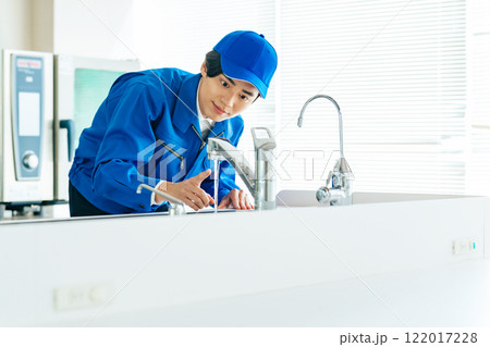 水道を点検する作業員 水道業者 修理業者 ハウスクリーニング 水道を点検する作業員 水道業者 修理業者 ハウスクリーニング 122017228