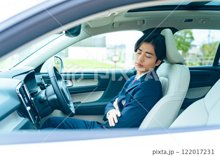 自動車の車内で眠るドライバー 自動運転 休憩 車中泊 自動車の車内で眠るドライバー 自動運転 休憩 車中泊 122017231