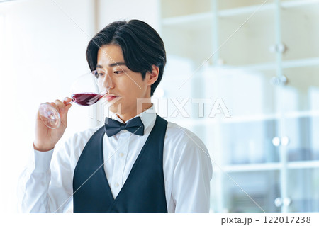 ワインをテイスティングする男性　ソムリエ　ワインエキスパート 122017238