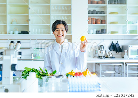 野菜や果物を見せる男性研究者　管理栄養士 122017242