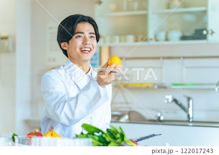 野菜や果物を勧める若い白衣の男性　管理栄養士 122017243