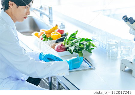 野菜や果物を検査する研究者 管理栄養士 野菜や果物を検査する研究者 管理栄養士 122017245