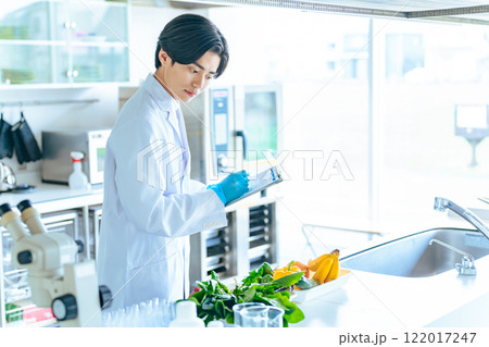 野菜や果物を検査する研究者　管理栄養士 122017247