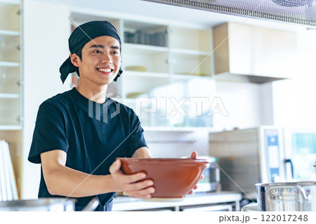 どんぶりを差し出すラーメン屋の店員 どんぶりを差し出すラーメン屋の店員 122017248