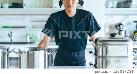 厨房に立つ男性調理師 122017251