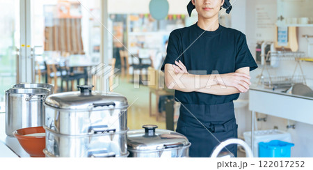 厨房で腕組みする男性調理師 122017252