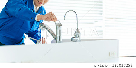 水道を点検する作業員　水道業者　修理業者　ハウスクリーニング 122017253
