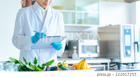 野菜や果物を検査する研究者　管理栄養士 122017255