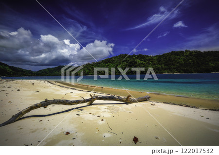 View of the sea from the beach of Coconut Island Kilian Bay 122017532