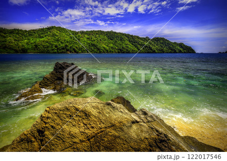 View of the sea from the beach of Coconut Island Kilian Bay 122017546
