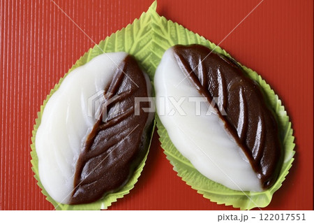 漆塗りのトレーに乗せたべこ餅 和菓子 漆塗りのトレーに乗せたべこ餅 和菓子 122017551