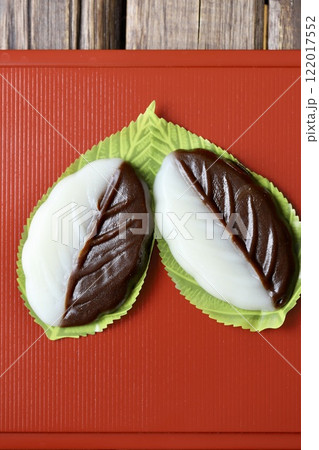 漆塗りのトレーに乗せたべこ餅 和菓子 漆塗りのトレーに乗せたべこ餅 和菓子 122017552