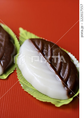 漆塗りのトレーに乗せたべこ餅　和菓子 122017557