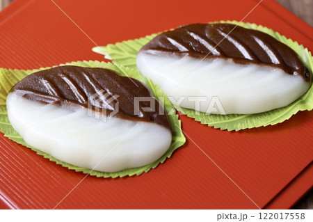 漆塗りのトレーに乗せたべこ餅　和菓子 122017558