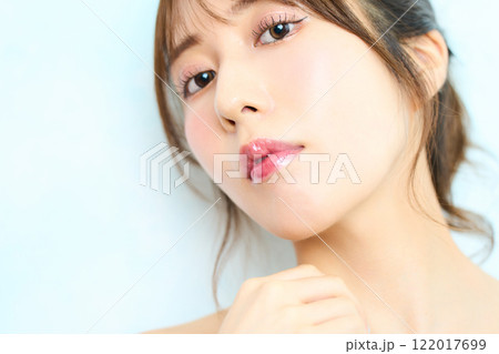 若い女性のポートレート 122017699
