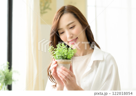 観葉植物を鑑賞する女性 観葉植物を鑑賞する女性 122018054