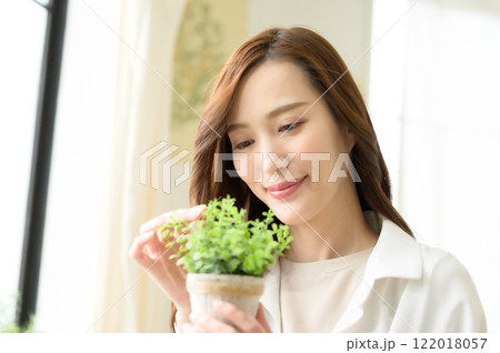 観葉植物を鑑賞する女性 観葉植物を鑑賞する女性 122018057