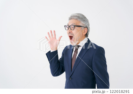 驚くシニア男性 122018291