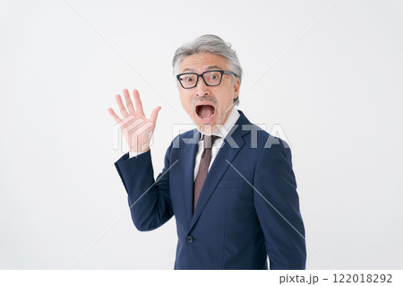 驚くシニア男性 驚くシニア男性 122018292