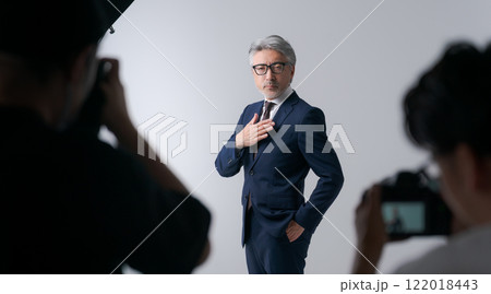 撮影をされるスーツの男性 撮影をされるスーツの男性 122018443